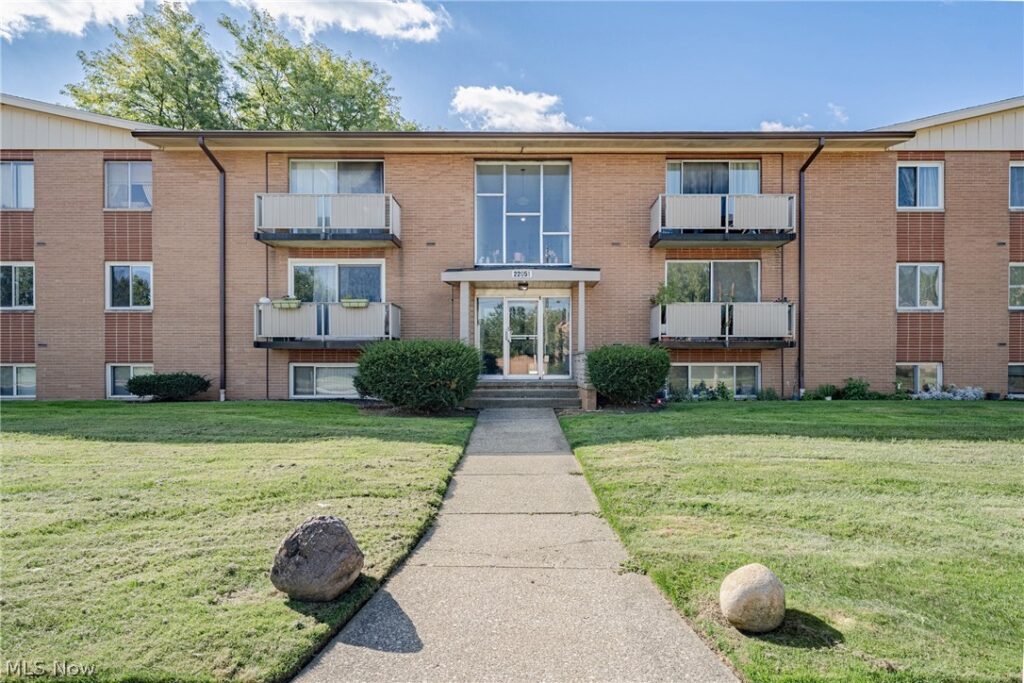 22051 River Oaks Drive B11, Rocky River, OH 44116