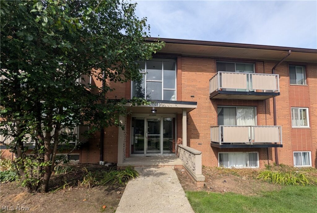 21801 River Oaks Drive A2, Rocky River, OH 44116
