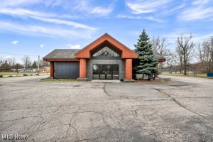 5348 E Lake Road, Sheffield Lake, OH 44054
