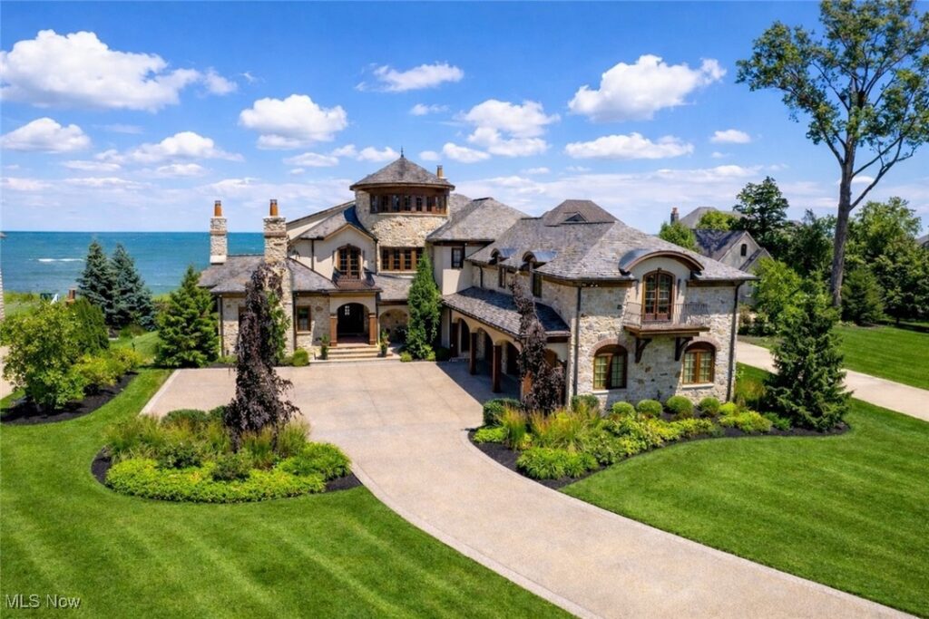32894 Lake Road, Avon Lake, OH 44012