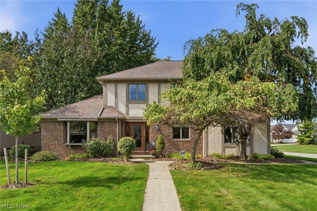 3374 Kings Mill Run, Rocky River, OH 44116
