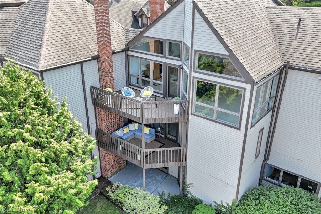 401 Darbys Run, Bay Village, OH 44140